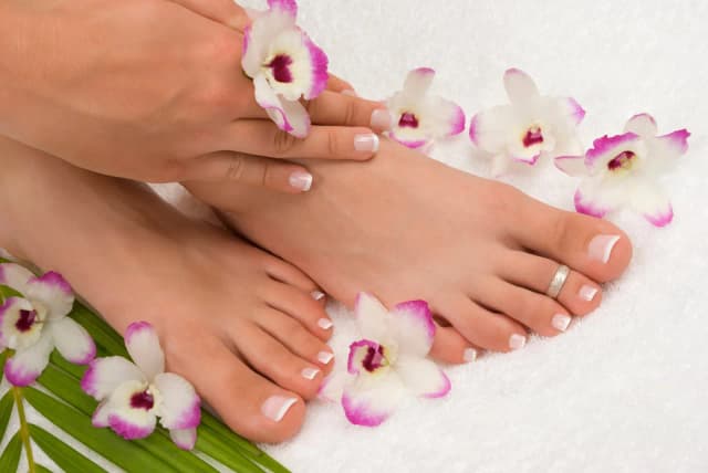 Co to jest manicure i pedicure? Odkryj różnice i korzyści Co to jest manicure i pedicure? Odkryj różnice i korzyści