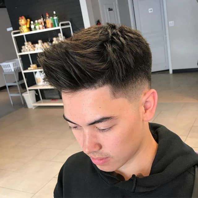 Jak zrobić fryzurę quiff - proste kroki do idealnego stylu Jak zrobić fryzurę quiff - proste kroki do idealnego stylu